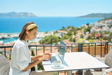VIRTUAL CABLE: Oficina en la playa: los escritorios virtuales cambian el concepto de  vacaciones