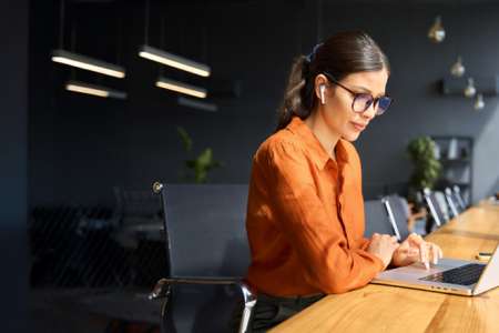 VIRTUAL CABLE: Cuatro errores que fragmentan la experiencia del puesto de trabajo digital